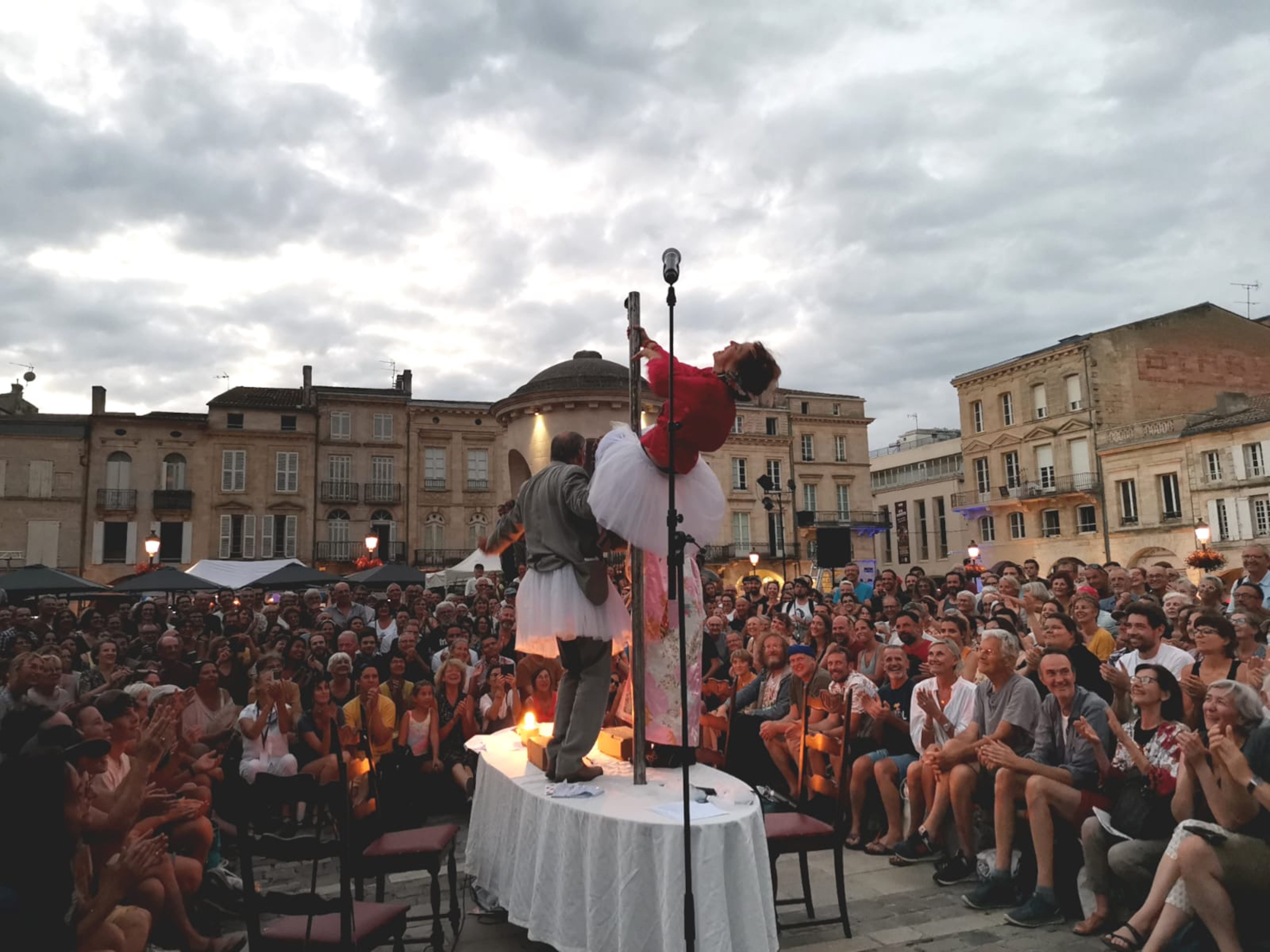 https://www.laval.fr/fileadmin/Galeries_photos_et_videos/Actualit%C3%A9_Agenda/2025/PLACE_DU_11_NOVEMBRE_-_INAUGURATION/La_Grande_Table%CC%81e__Ema____Ville_de_Libourne.jpg
