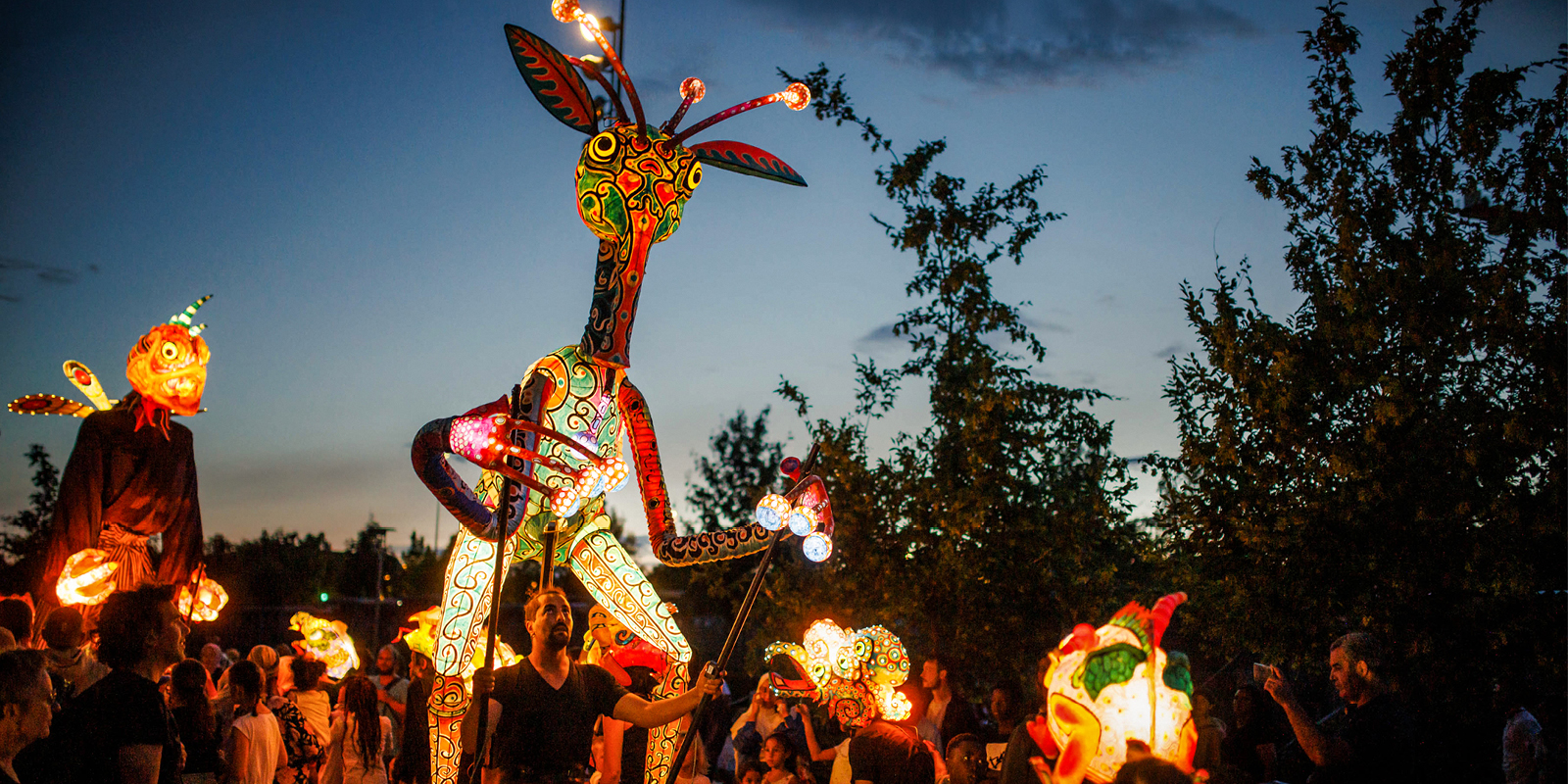 https://www.laval.fr/fileadmin/Galeries_photos_et_videos/Actualit%C3%A9_Agenda/2026/FESTIVALS/PUPAZZI/2026-10-30-1600x800px-la-veillee-des-lucioles.jpeg