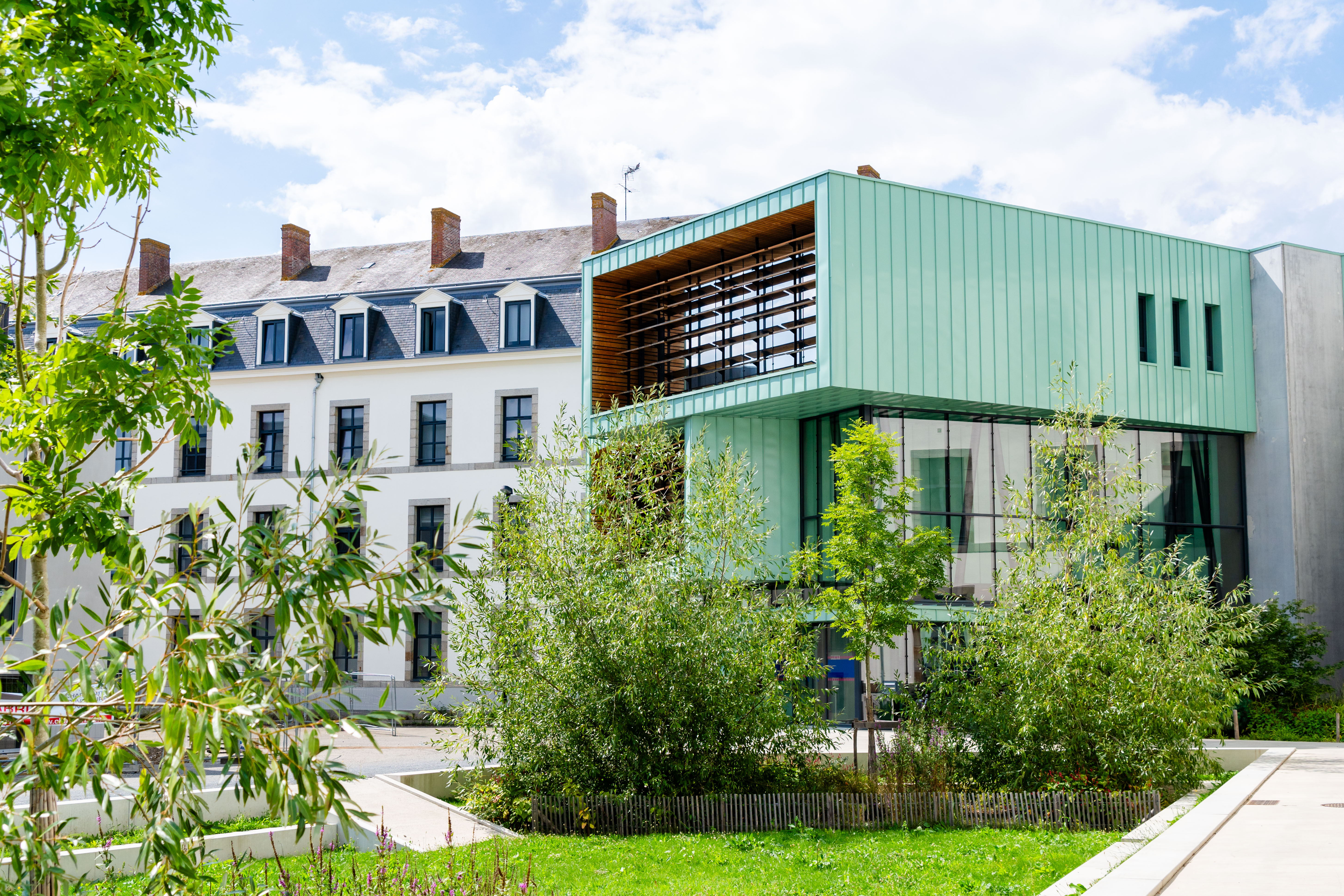 https://www.laval.fr/fileadmin/Grands_Projets/QUARTIER_FERRIE/H%C3%B4tel_communautaire.jpg