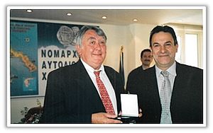 Claude APCHAIN (à gauche), Président de l’association LAVAL GRECE fait citoyen d’honneur de Chalcidique en 2004 en présence de M. LAFANTZANIS, Nomarque de Chalcidique